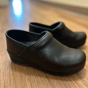 Dansko Brown Oiled Leather Professional Clogs sz 38